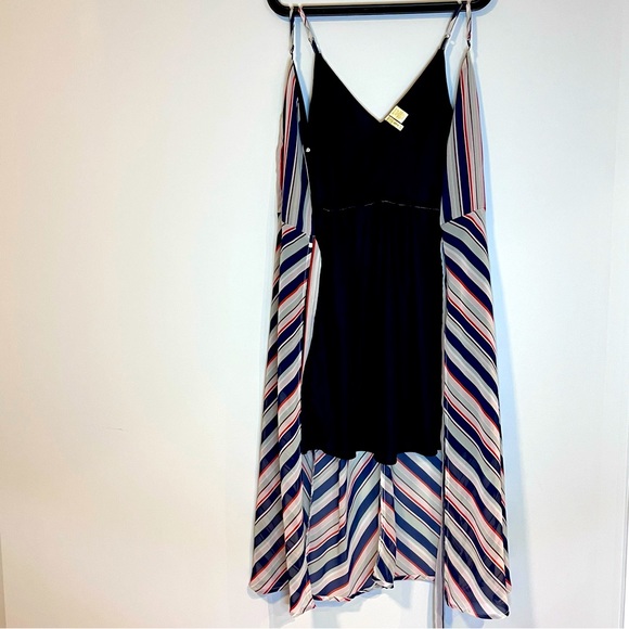 Flowy Striped V-neck Wrap Dress - Picture 3 of 7